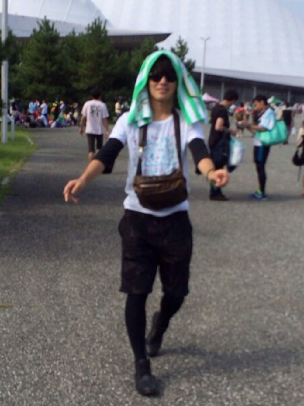 ホワイト系のTシャツ/カットソー、ブラック系のTシャツ/カットソー、ブラック系のその他パンツを着用したメンズの夏コーディネートの1枚目の写真