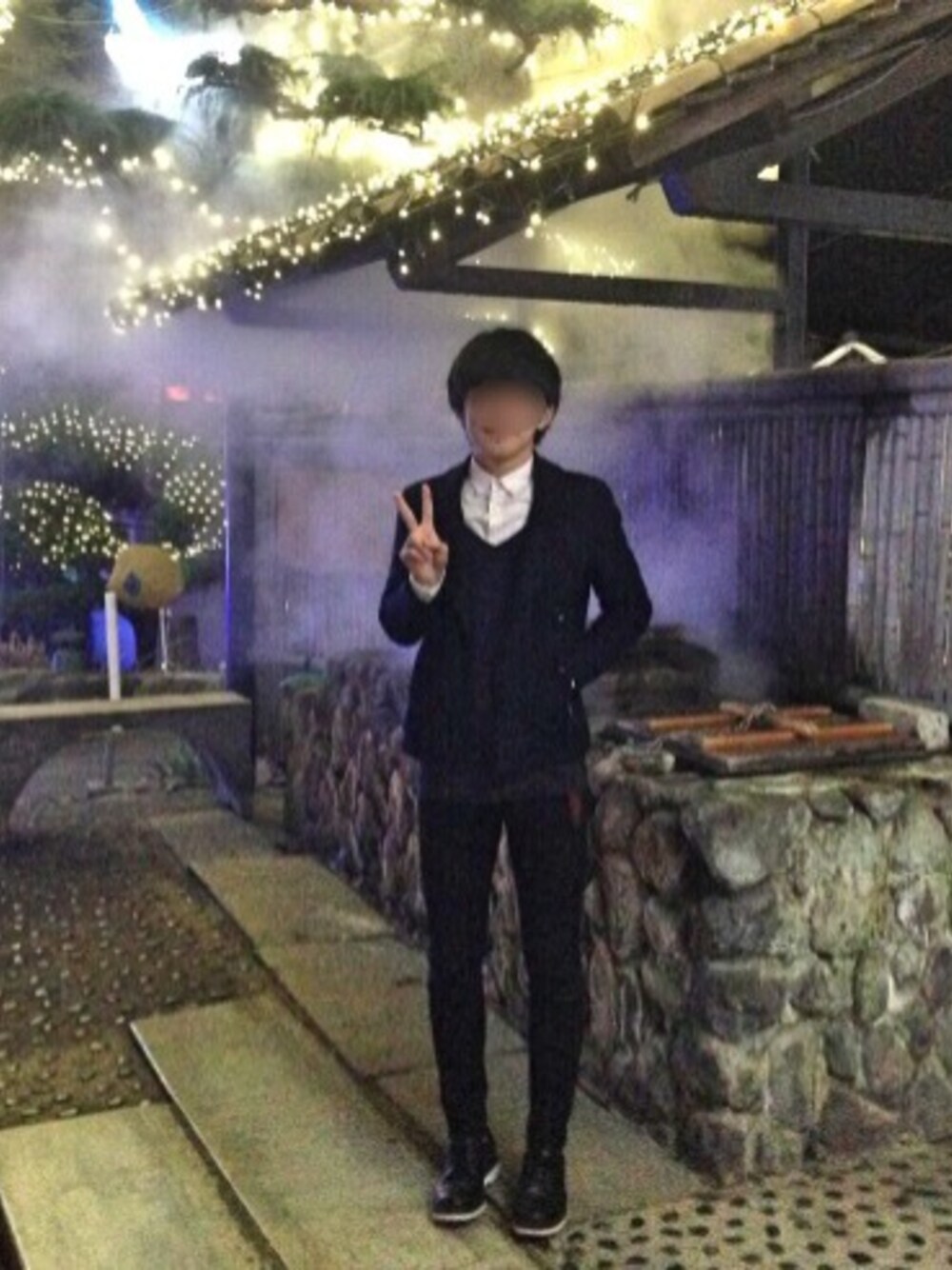 ブルー系のTシャツ/カットソー、ベージュ系のニット/セーター、ホワイト系のシャツ/ブラウスを着用したメンズの冬コーディネートの1枚目の写真