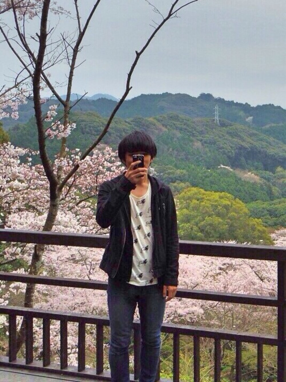 ホワイト系のTシャツ/カットソー、ブラック系のパーカー、ブラック系のブルゾンを着用したメンズの春コーディネートの1枚目の写真