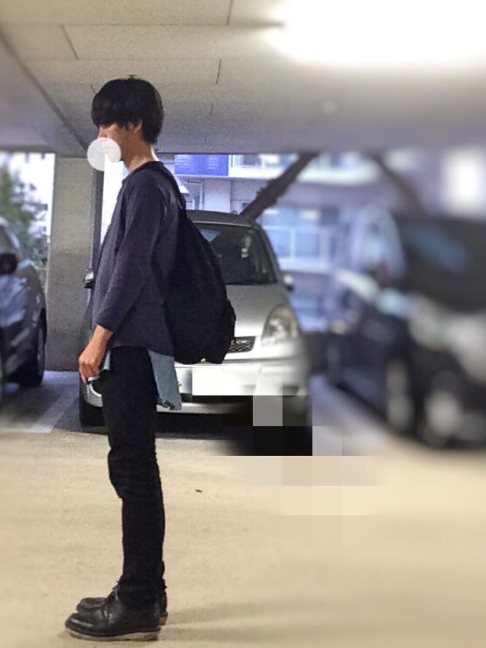 パープル系のTシャツ/カットソー、ブルー系のシャツ/ブラウス、ブラック系のその他パンツを着用したメンズの秋コーディネートの1枚目の写真