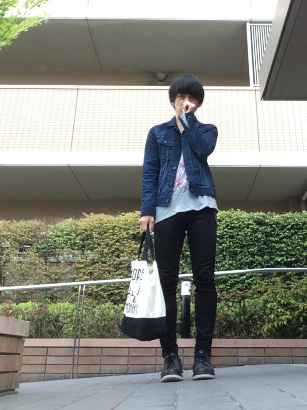 ブルー系のデニムジャケット、グレー系のTシャツ/カットソー、ブラック系のデニムパンツを着用したメンズの夏コーディネートの1枚目の写真