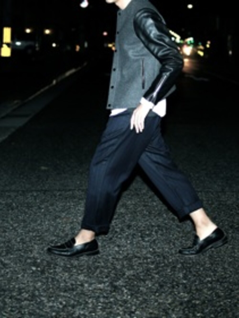 「スタジャン、ワイドパンツ、ストライプ、ストライプパンツ、ブラック、ネイビー、ローファー、シャツスタイル」｜「VICTIMのノーカラースタジアムジャケット（スタジャン、ブラック系）」を使った、compass hamauraさん（メンズ・171cm）の冬コーディネートの1枚目の写真