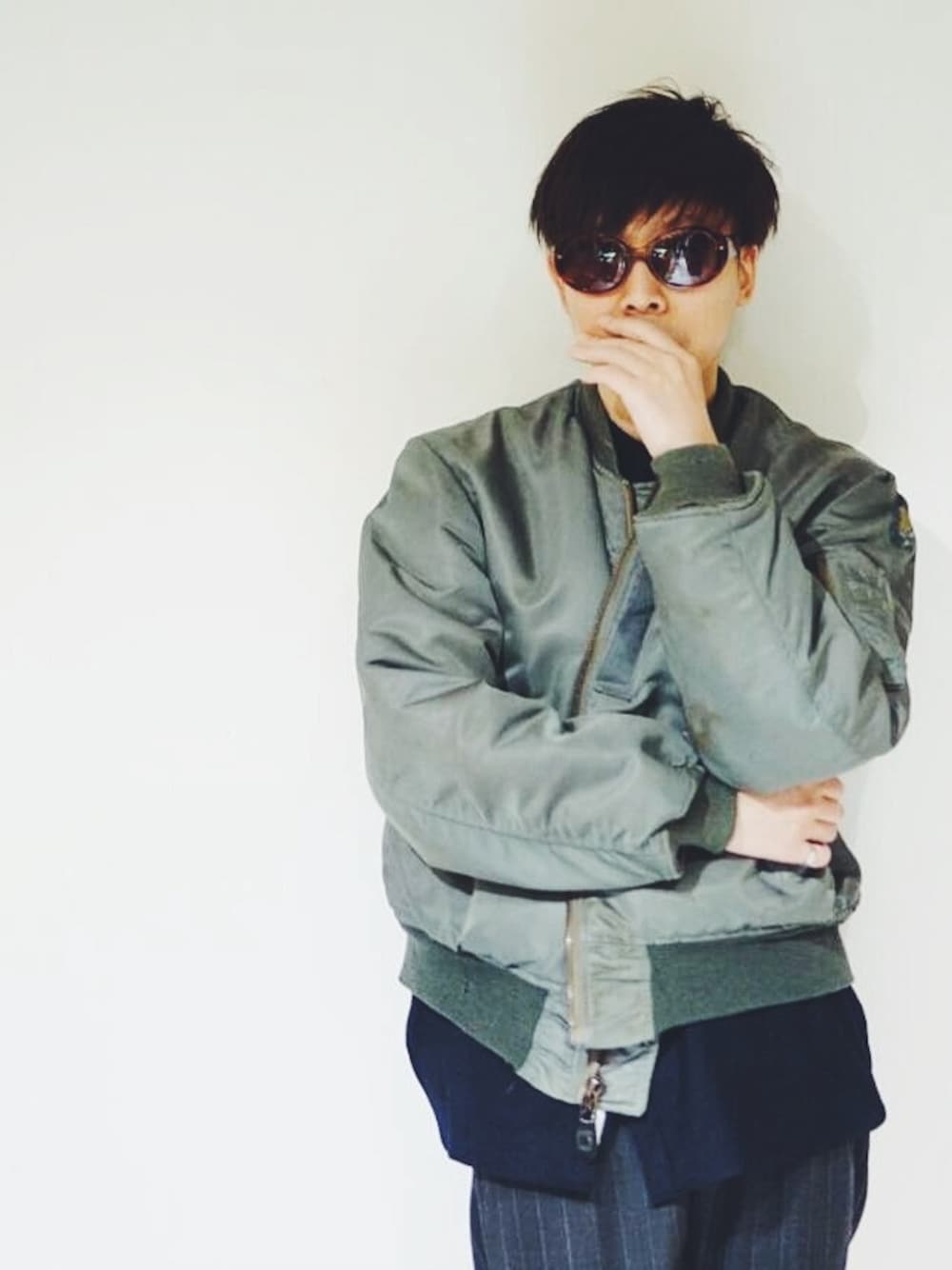 「MA-1、ミリタリー、ブルゾン、カーキ、ネイビー、ワイドパンツ、ストライプパンツ、ウールシャツ、サングラス」｜「VINTAGEのアイテム（ブルゾン、グリーン系）」を使った、compass hamauraさん（メンズ・171cm）の冬コーディネートの1枚目の写真