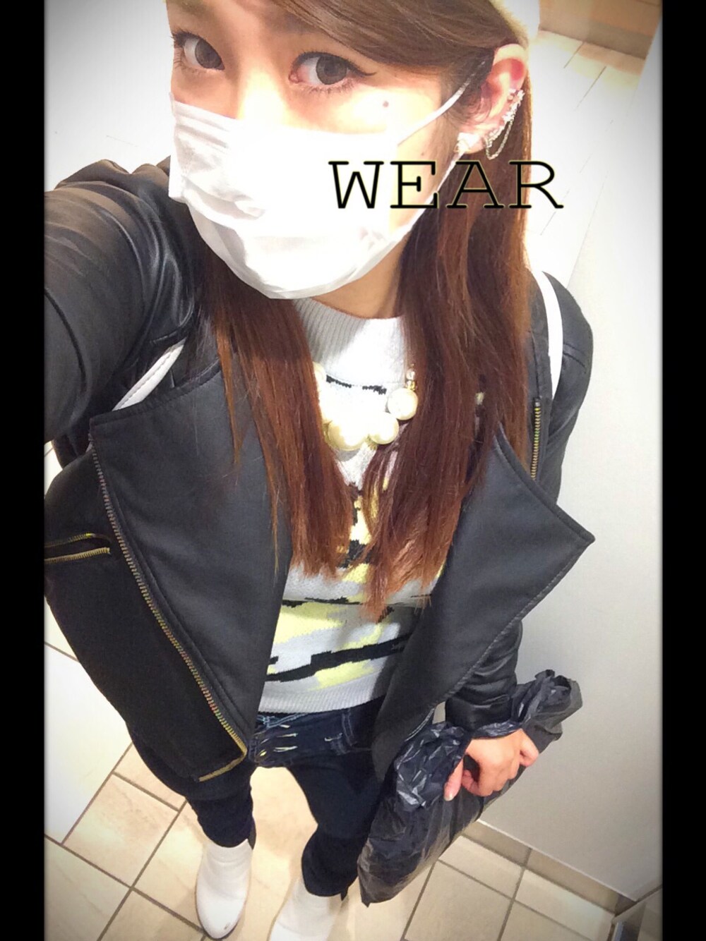 ブラック系のライダースジャケット、シルバー系のピアス（片耳用）、ホワイト系のネックレスを着用したレディースの冬コーディネートの1枚目の写真