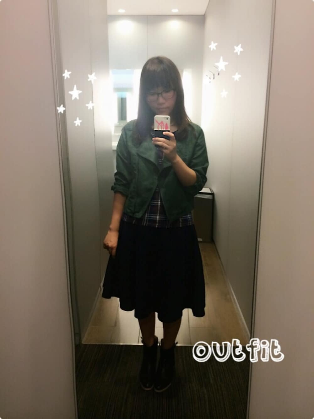 グリーン系のライダースジャケット、ブルー系のスカート、ブルー系のTシャツ/カットソーを着用したレディースの秋コーディネートの1枚目の写真