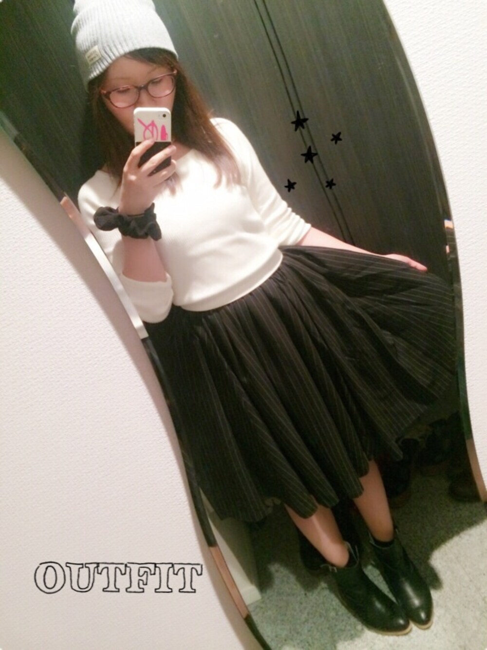 ホワイト系のワンピース、ブラック系のブーツ、グレー系のニットキャップ/ビーニーを着用したレディースの秋コーディネートの1枚目の写真