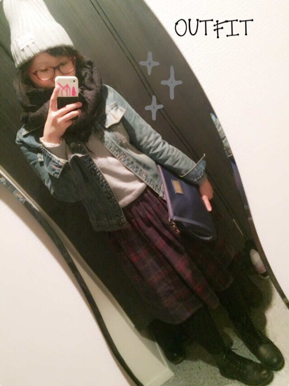 ブルー系のクラッチバッグ、グレー系のスウェット、ブラック系のブーツを着用したレディースの秋コーディネートの1枚目の写真