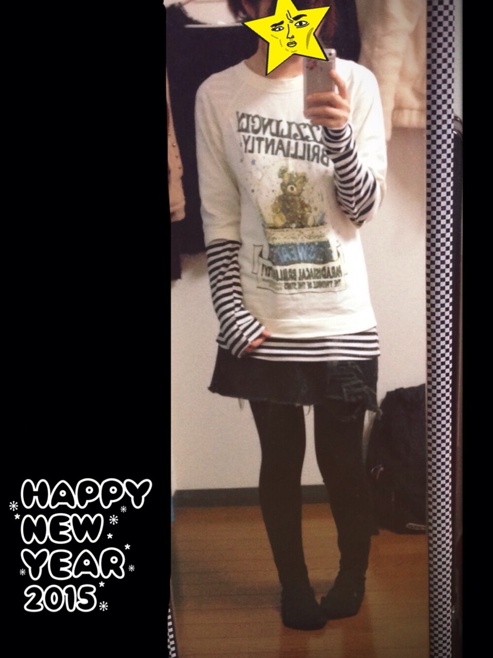 ベージュ系のTシャツ/カットソーを着用したレディースの冬コーディネートの1枚目の写真