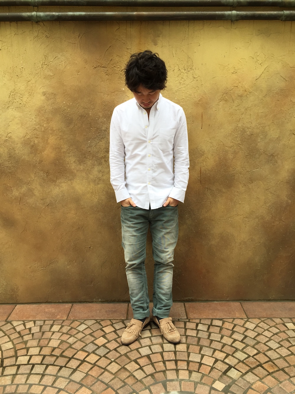 ホワイト系のシャツ/ブラウス、グリーン系のその他パンツ、ベージュ系のモカシン/デッキシューズを着用したメンズの春コーディネートの1枚目の写真