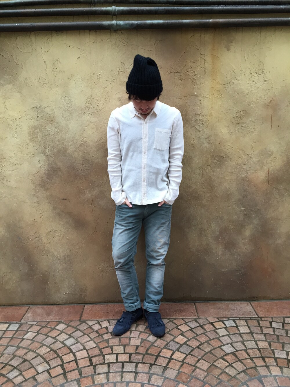 ベージュ系のシャツ/ブラウス、グリーン系のその他パンツ、ブルー系のモカシン/デッキシューズを着用したメンズの春コーディネートの1枚目の写真