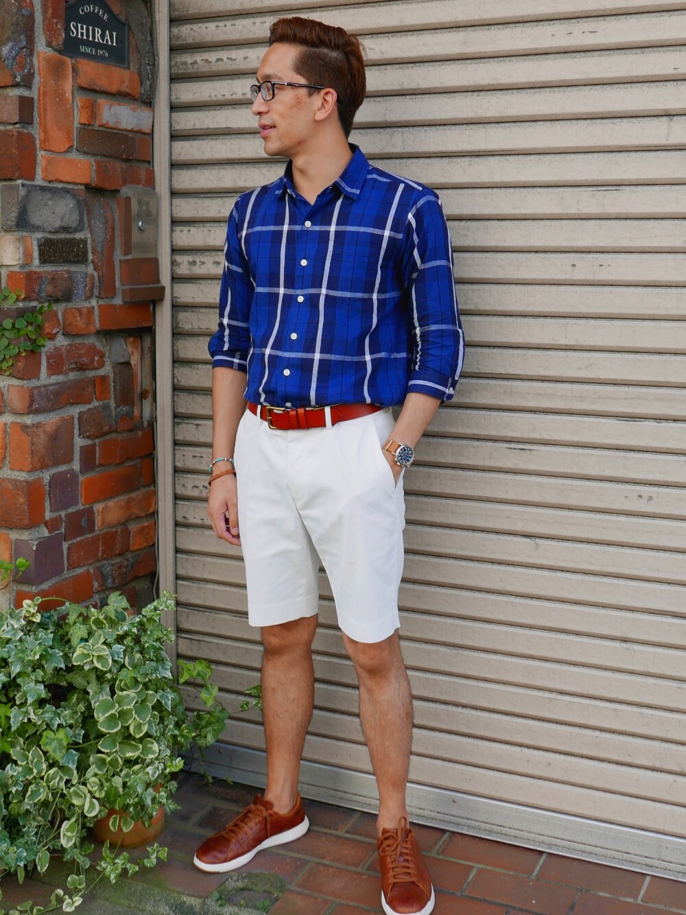 ホワイト系のその他パンツ、ブラウン系のスニーカー、ブルー系のシャツ/ブラウスを着用したメンズの夏コーディネートの1枚目の写真