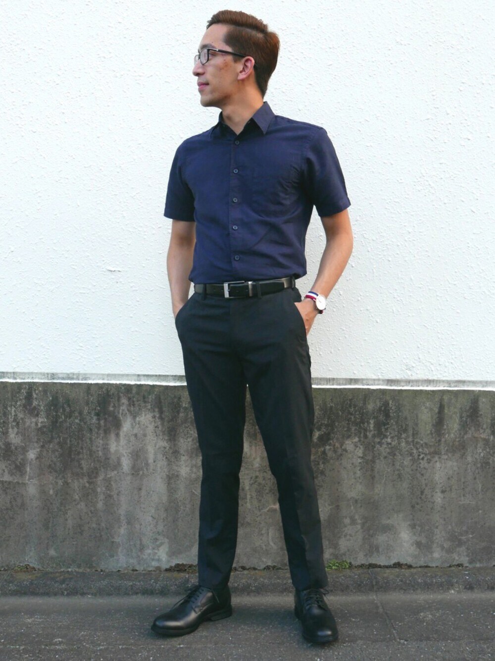 ブラック系のその他パンツ、ブルー系のシャツ/ブラウス、ブラック系のドレスシューズを着用したメンズの秋コーディネートの1枚目の写真