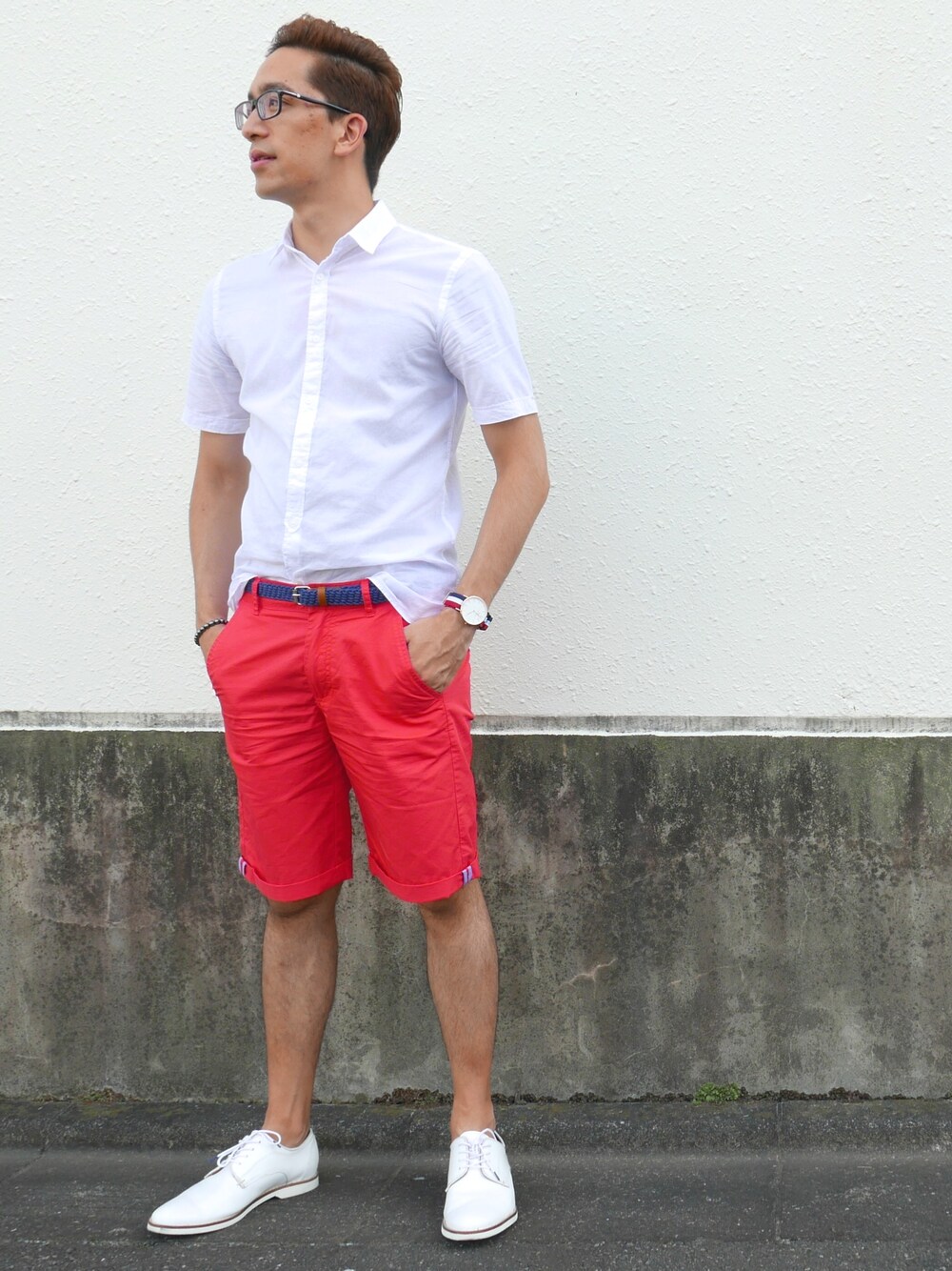 レッド系のその他パンツ、ホワイト系のシャツ/ブラウス、ホワイト系のドレスシューズを着用したメンズの秋コーディネートの1枚目の写真