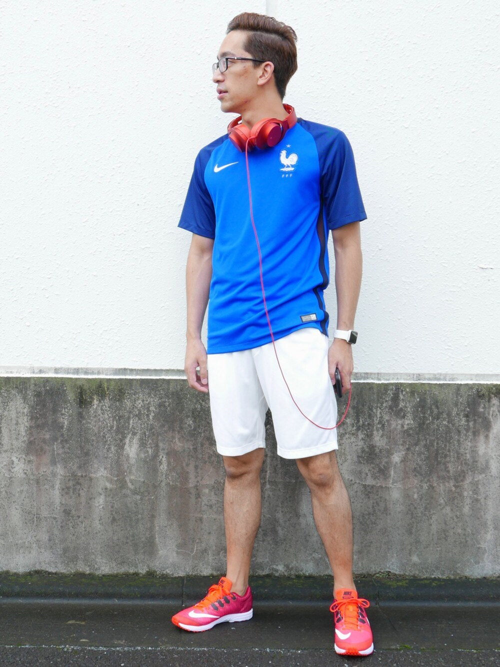 ホワイト系のその他パンツ、レッド系のスニーカー、ブルー系のTシャツ/カットソーを着用したメンズの秋コーディネートの1枚目の写真