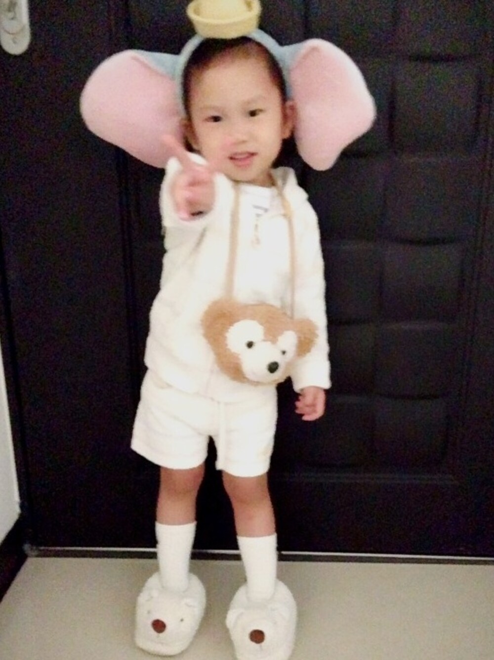「Dumbo、Duffy、disney、ootd、outfit、white」｜「gelato piqueのアイテム（モッズコート、ホワイト系）」を使った、🐰FIFI🐰さん（キッズ・100cm）の秋コーディネートの1枚目の写真