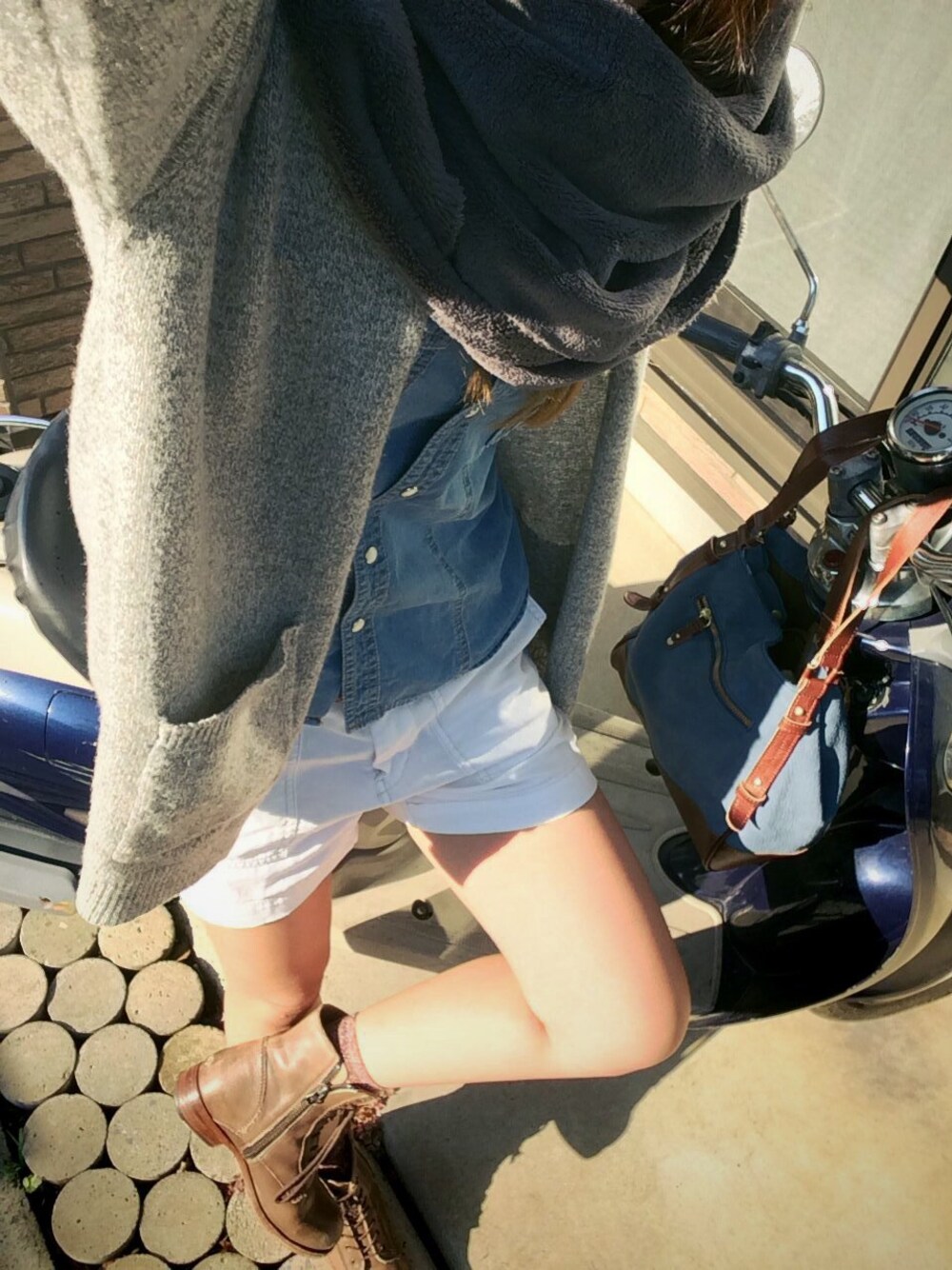 ブラウン系のブーツ、グレー系のカーディガン/ボレロ、ホワイト系のその他パンツを着用したレディースの秋コーディネートの1枚目の写真