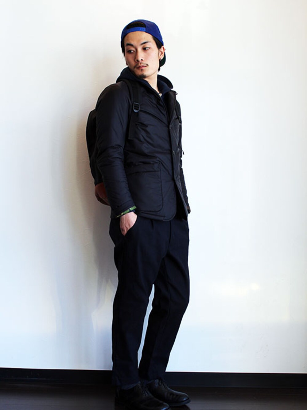 「バックパック、ダウン、ベースボールキャップ」｜「THE ONE SHOWのBOX CAP（キャップ、ブルー系）」を使った、miyachiさん（メンズ・174cm）の冬コーディネートの1枚目の写真