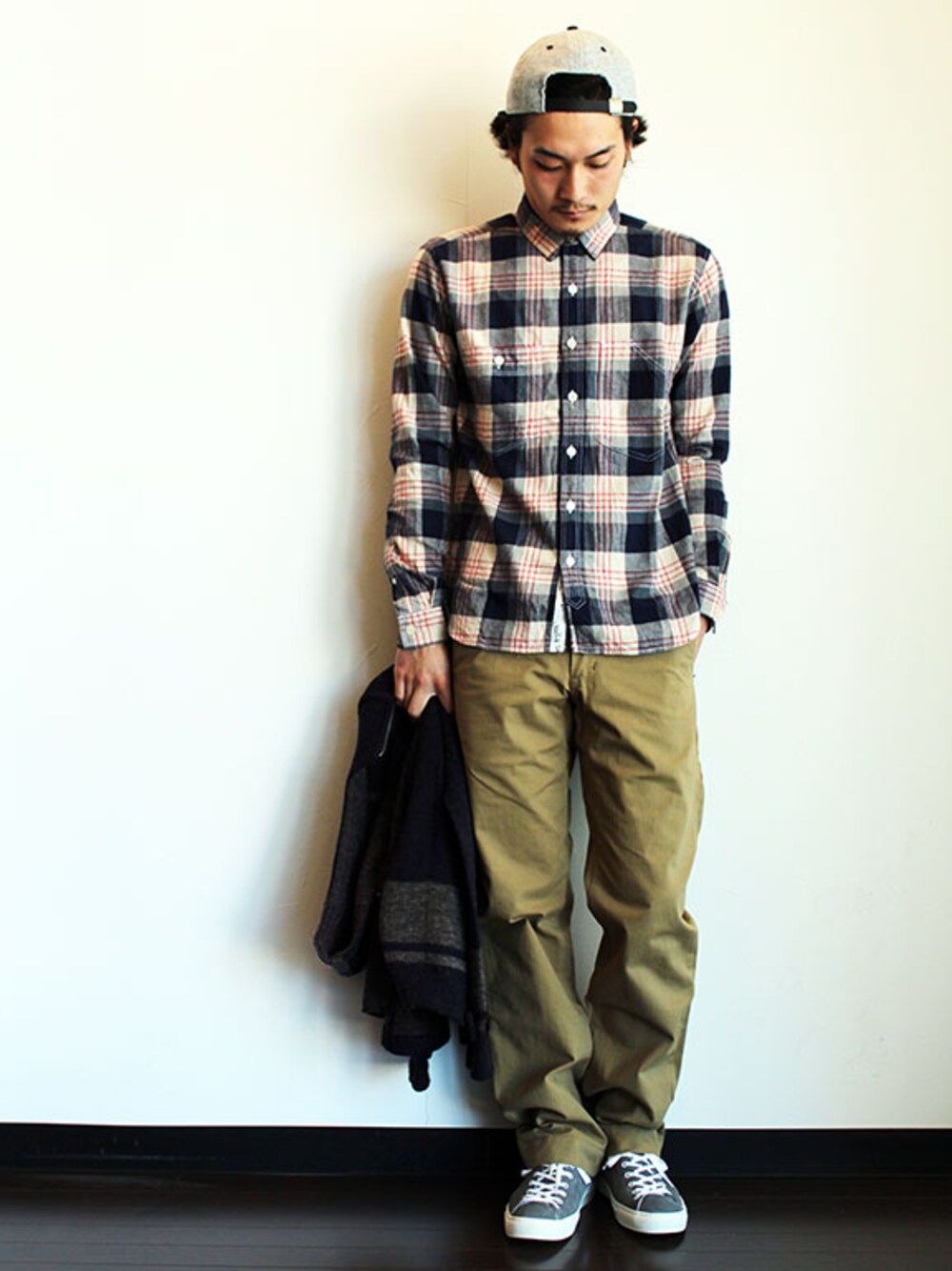 ホワイト系のシャツ/ブラウス、ベージュ系のその他パンツ、その他のスニーカーを着用したメンズの冬コーディネートの1枚目の写真