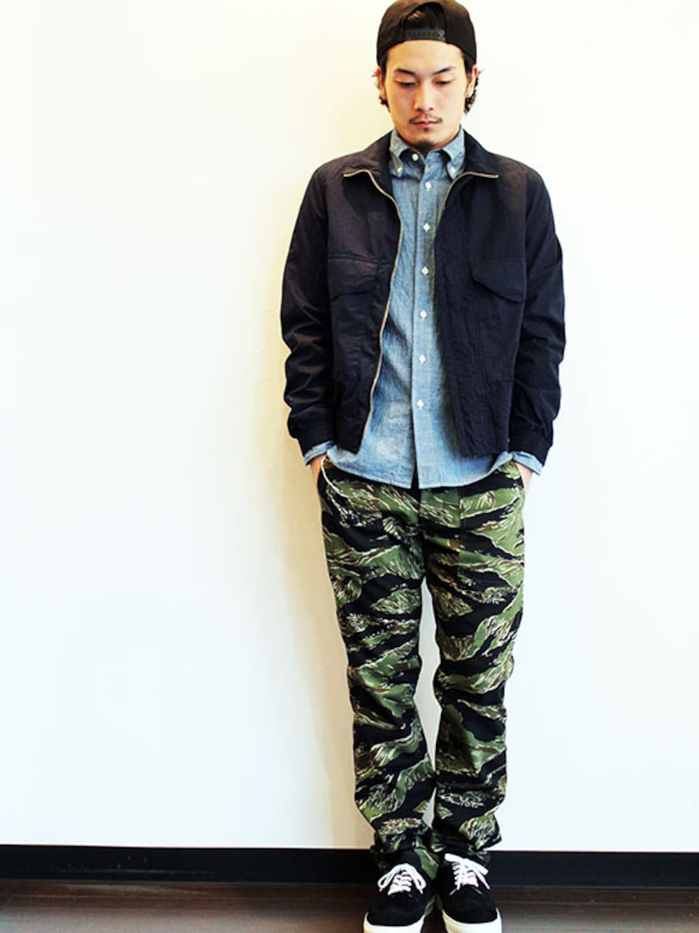 ブルー系のブルゾン、ブルー系のシャツ/ブラウス、グリーン系のその他パンツを着用したメンズの春コーディネートの1枚目の写真