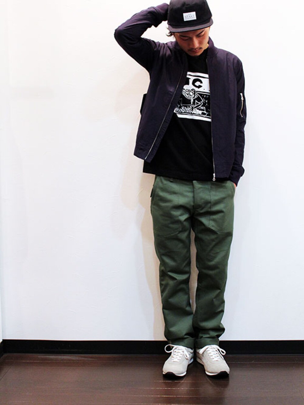 ブルー系のブルゾン、その他のTシャツ/カットソー、グリーン系のその他パンツを着用したメンズの春コーディネートの1枚目の写真