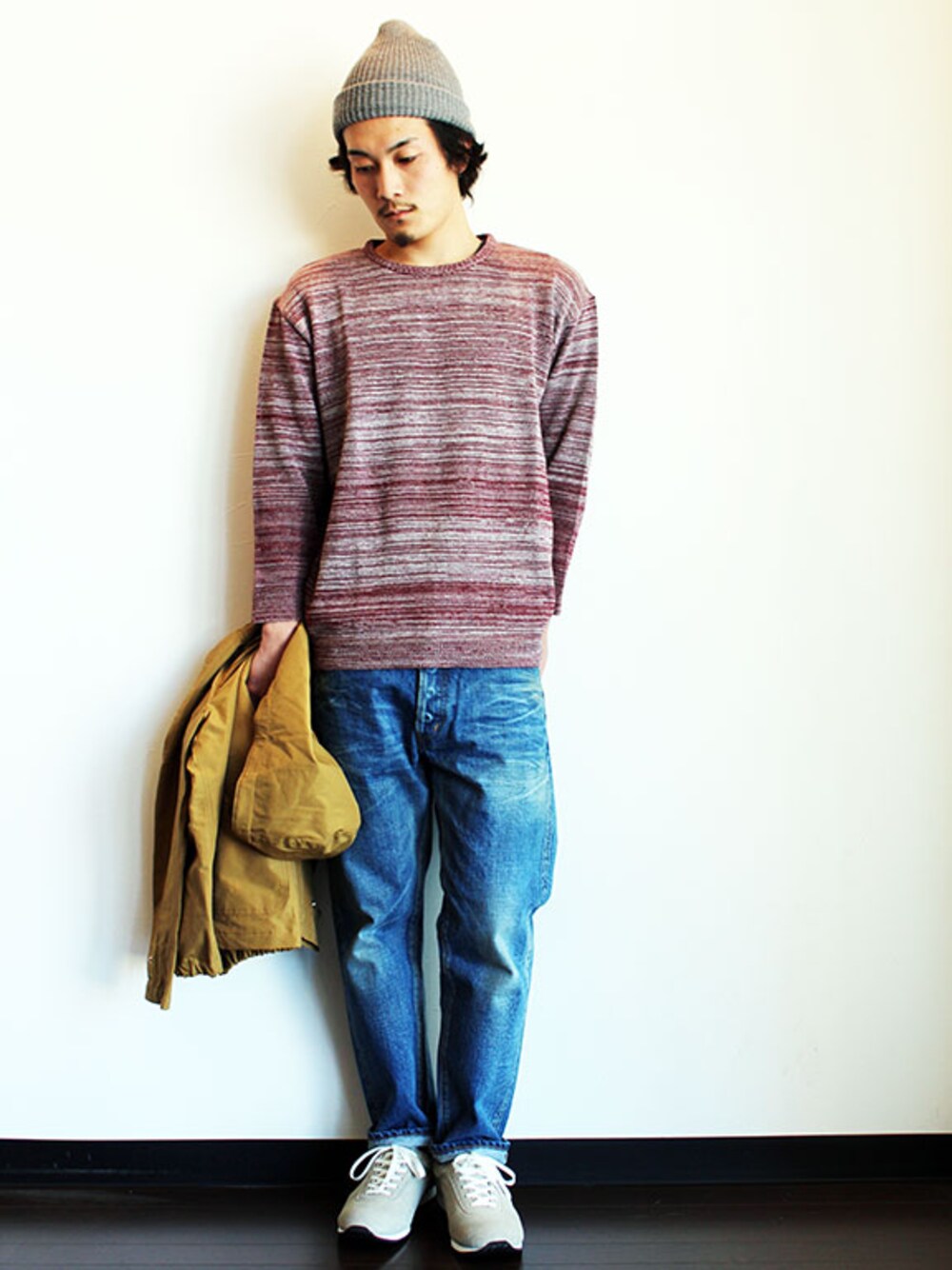 ブラウン系のマウンテンパーカー、その他のニット/セーター、ブルー系のデニムパンツを着用したメンズの春コーディネートの1枚目の写真