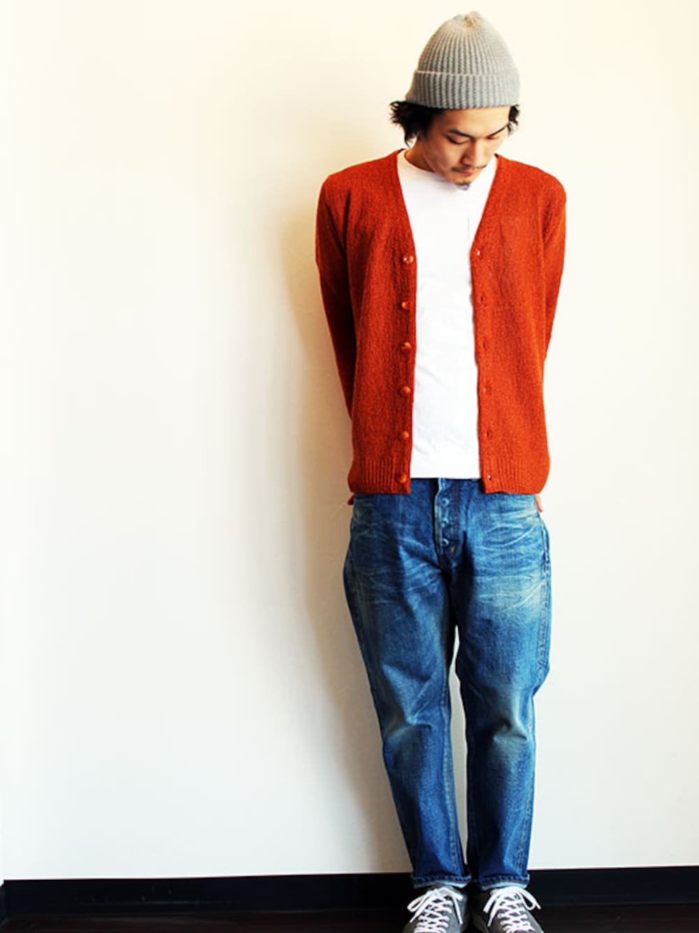 その他のカーディガン/ボレロ、その他のTシャツ/カットソー、ブルー系のデニムパンツを着用したメンズの春コーディネートの1枚目の写真