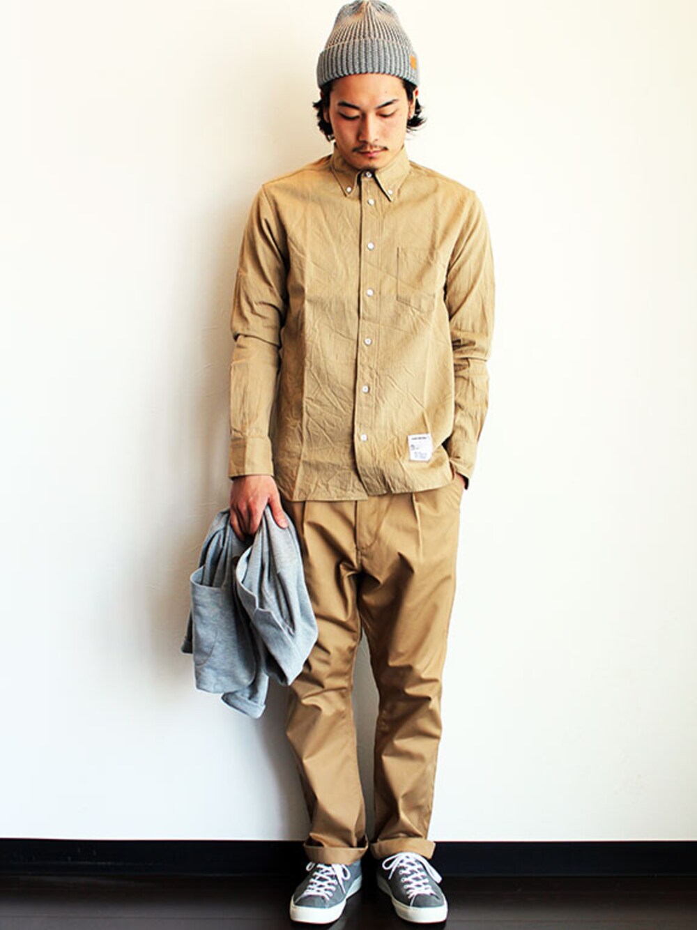 「ジャケット、 チノパン、 ワークシャツ」｜「MASACA HATのMASACA HAT (マサカハット) （ニットキャップ/ビーニー、グレー系）」を使った、miyachiさん（メンズ・174cm）の春コーディネートの1枚目の写真