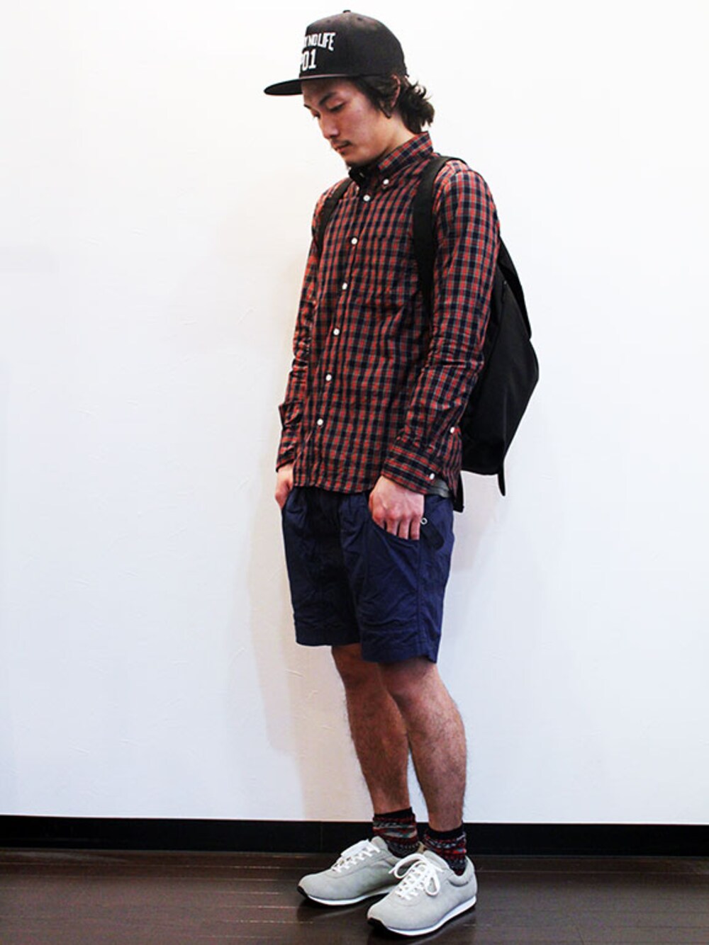 レッド系のシャツ/ブラウス、ブルー系のその他パンツ、その他のスニーカーを着用したメンズの春コーディネートの1枚目の写真