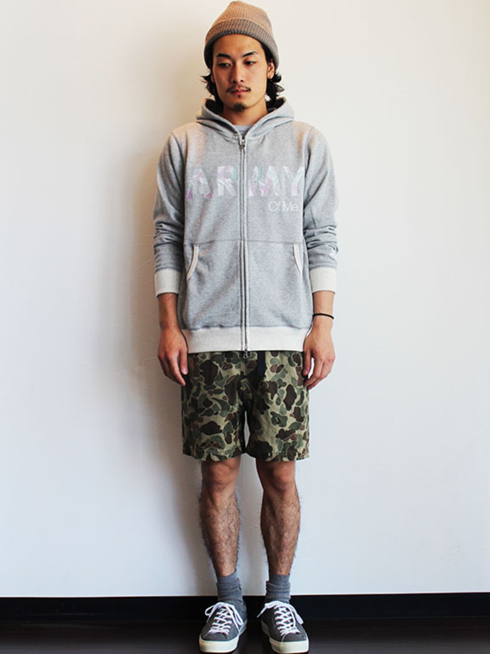 グレー系のパーカー、グリーン系のその他パンツ、その他のスニーカーを着用したメンズの春コーディネートの1枚目の写真