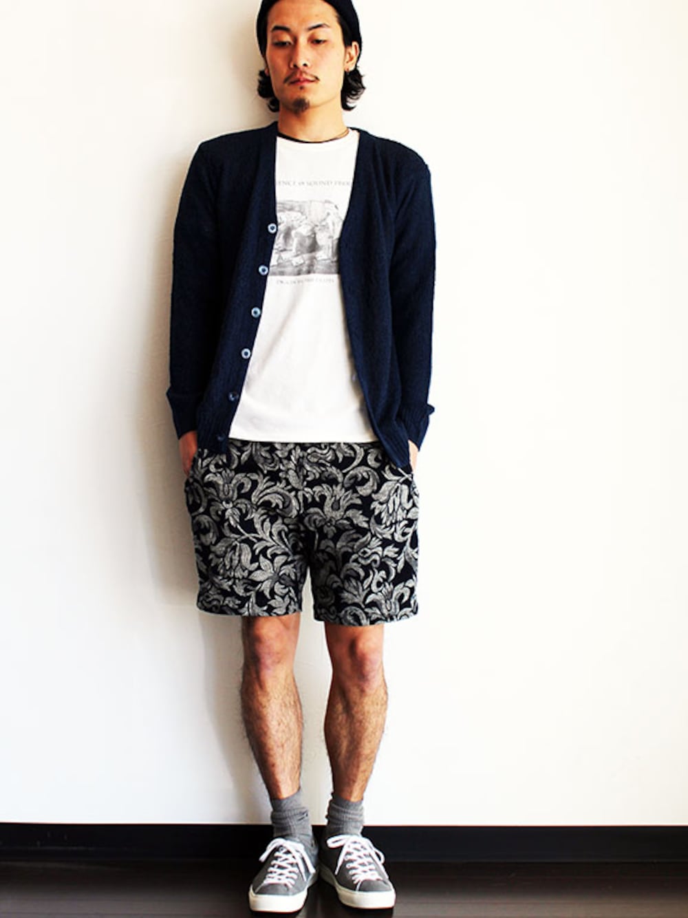 「カーディガン、プリントTEE、柄ショーツ」｜「ISLAND KNIT WORKSのMountain Cap（ニットキャップ/ビーニー、その他）」を使った、miyachiさん（メンズ・174cm）の春コーディネートの1枚目の写真
