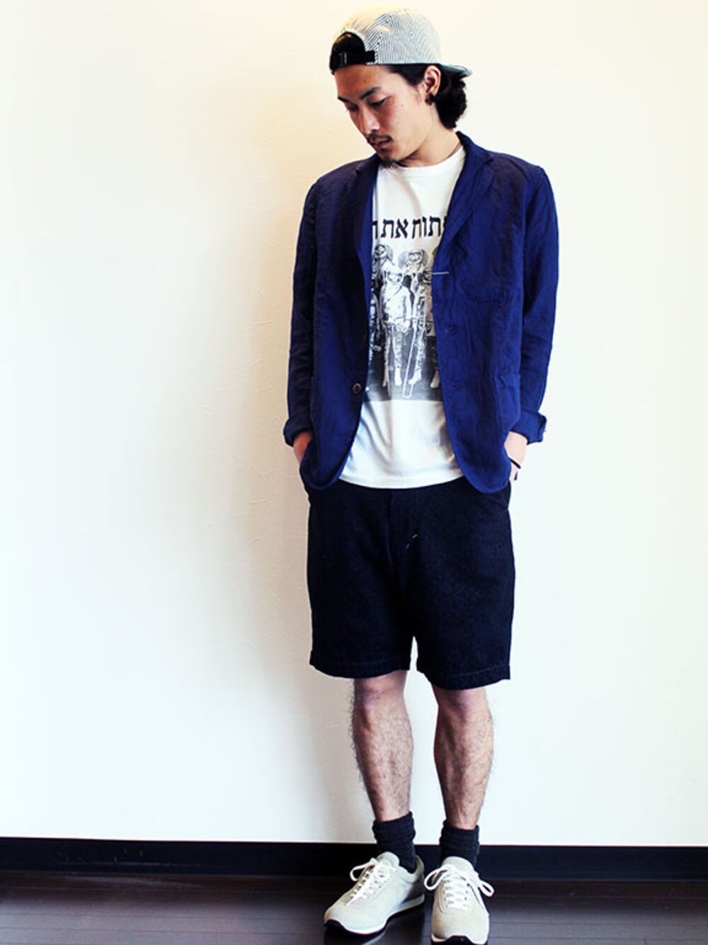 ブルー系のテーラードジャケット、その他のTシャツ/カットソー、ブルー系のデニムパンツを着用したメンズの春コーディネートの1枚目の写真