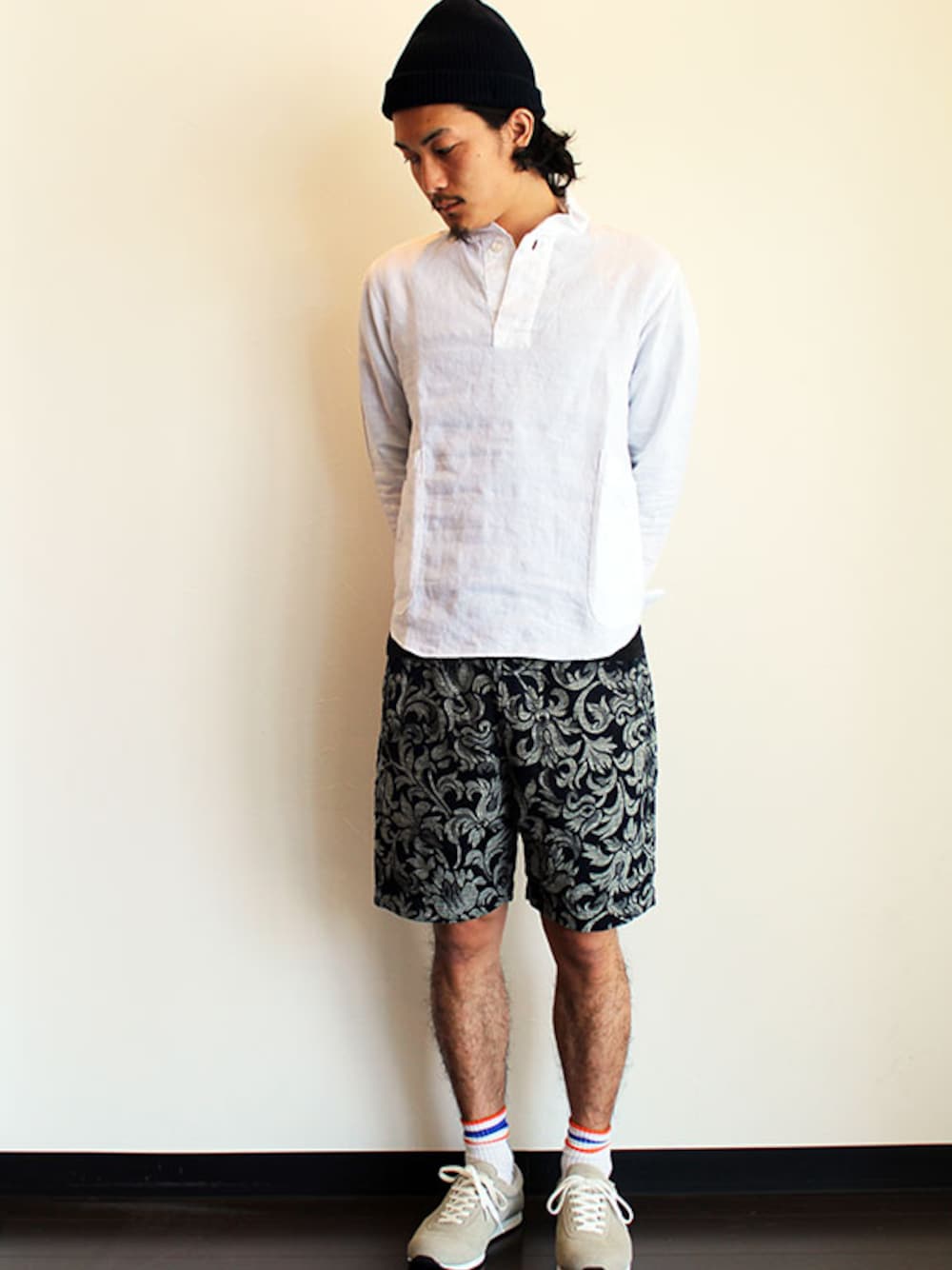 「スニーカー、柄パンツ、ホワイト、ニット帽、プルオーバー、 blueover、 LOLO 、リネン、ショーツ、ordinary fits」｜「ISLAND KNIT WORKSのMountain Cap（ニットキャップ/ビーニー、その他）」を使った、miyachiさん（メンズ・174cm）の春コーディネートの1枚目の写真