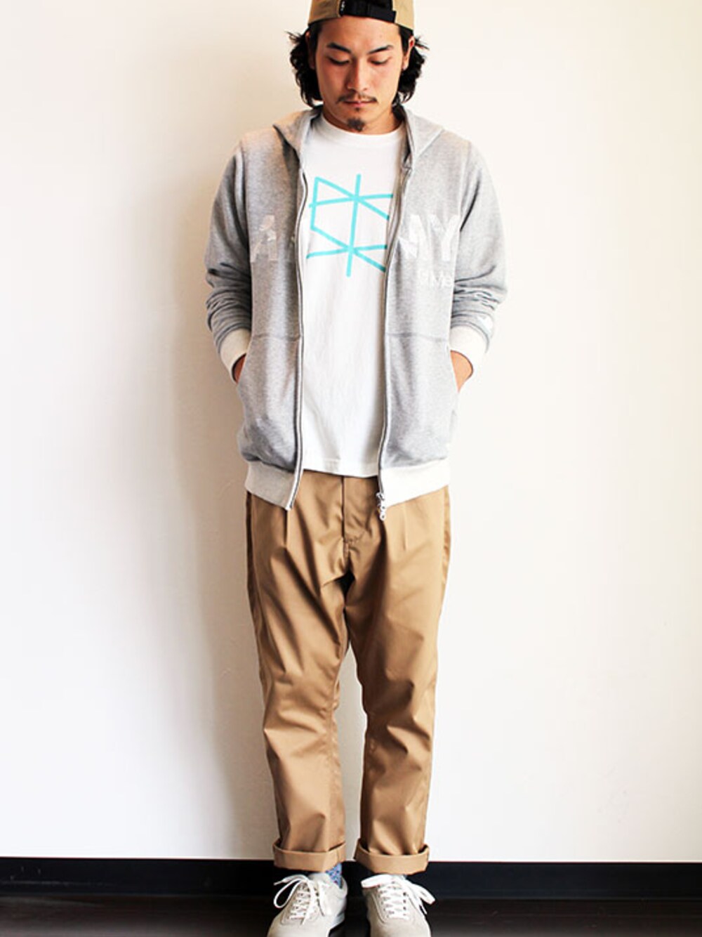 「Tシャツ、ジップパーカ、Necessary or Unnecessary、スニーカーコーデ、miraco、クロップドパンツ、チノ、ordinary fits、ジェットキャップ、スウェットパーカー」｜「THE STAKE (ザ・ステイク) " 5 PANEL CAP " UV PROTECTION（キャップ、その他）」を使った、miyachiさん（メンズ・174cm）の夏コーディネートの1枚目の写真