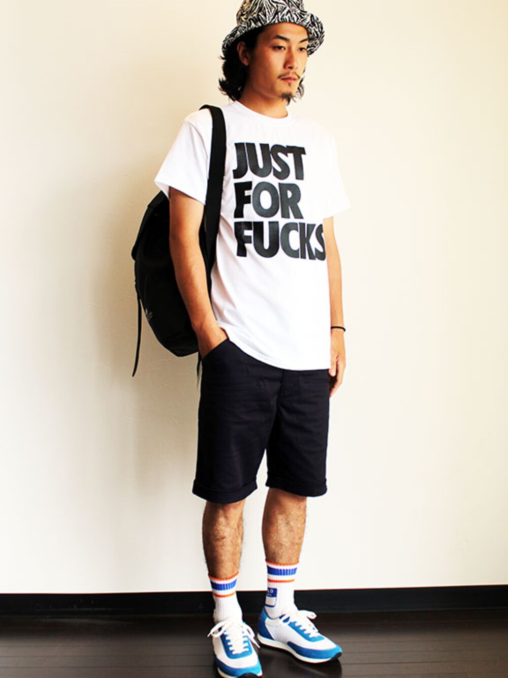 その他のTシャツ/カットソー、ブルー系のその他パンツ、ホワイト系のスニーカーを着用したメンズの夏コーディネートの1枚目の写真