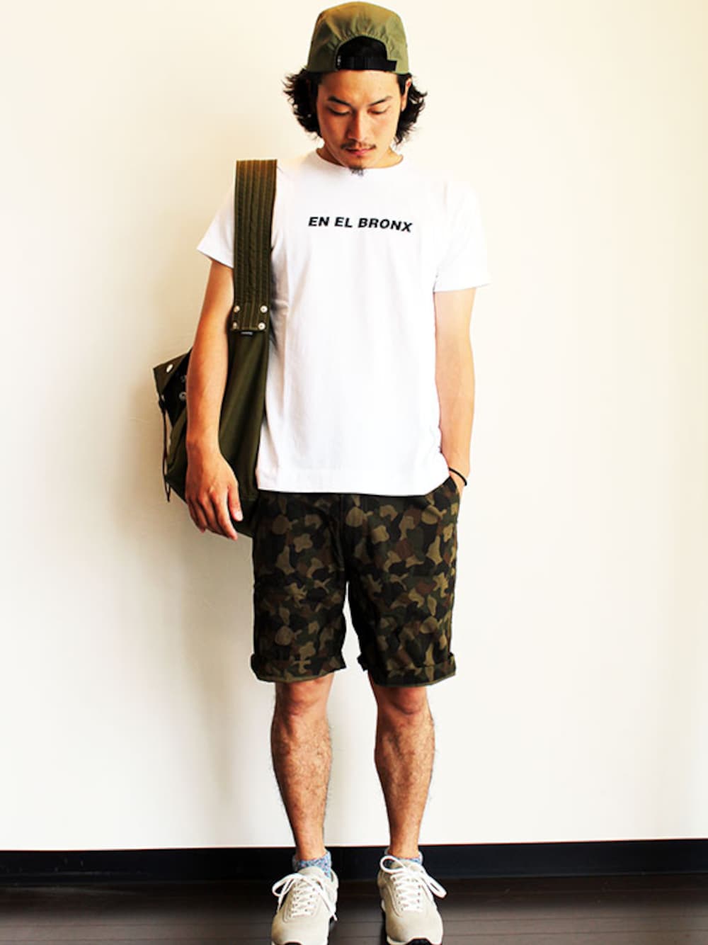 その他のTシャツ/カットソー、その他のその他パンツ、その他のスニーカーを着用したメンズの夏コーディネートの1枚目の写真