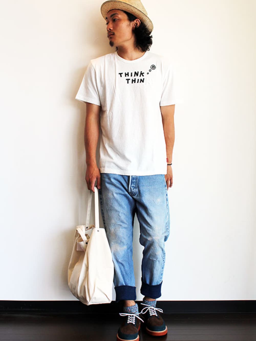 ホワイト系のTシャツ/カットソー、ブルー系のデニムパンツ、その他のモカシン/デッキシューズを着用したメンズの夏コーディネートの1枚目の写真