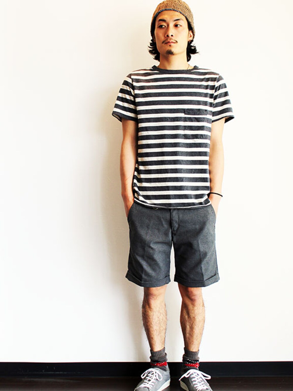 グレー系のTシャツ/カットソー、グレー系のその他パンツ、その他のスニーカーを着用したメンズの夏コーディネートの1枚目の写真