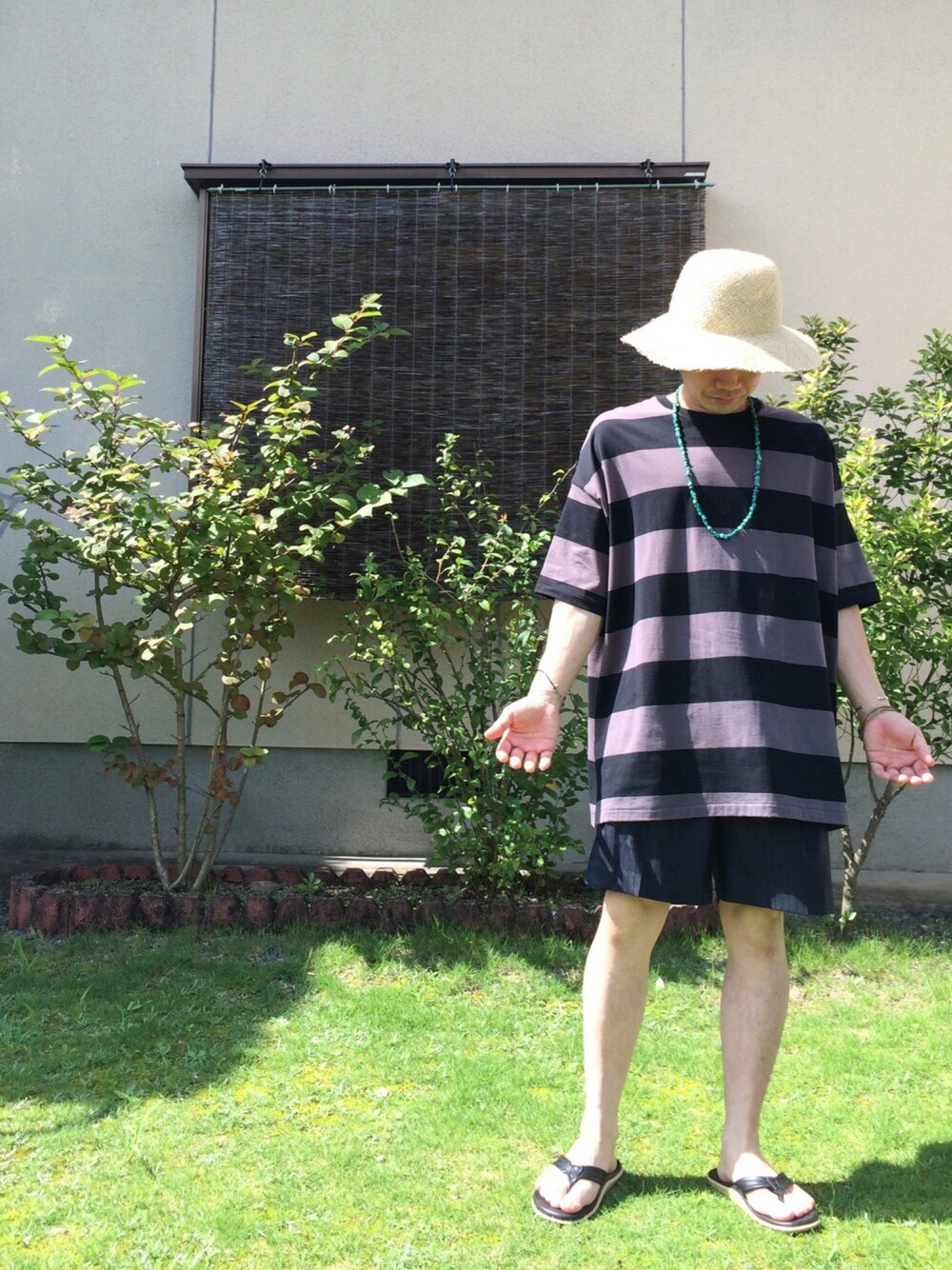 ブラック系のTシャツ/カットソー、ブルー系のその他パンツ、ブラック系のサンダルを着用したメンズの夏コーディネートの1枚目の写真