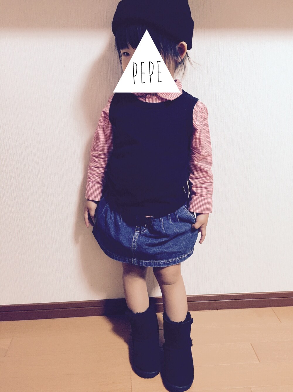 「ニット帽、チェックシャツ、ベスト、デニムスカート、ブーツ、女の子、おんなのこ、キッズ」｜「西松屋のアイテム（ベスト、ブラック系）」を使った、pepeさん（キッズ・90cm）の秋コーディネートの1枚目の写真