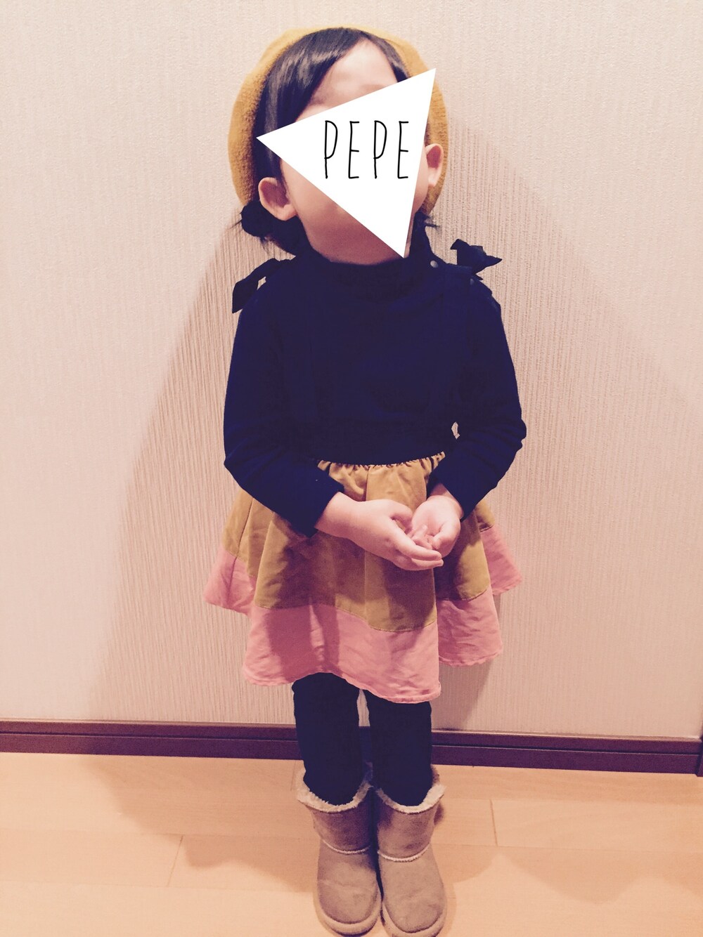 「からし色祭り、ベレー帽、スカート、からし色、ブーツ、七五三、和装、女の子、3歳」｜「UNIQLOのアイテム（Tシャツ/カットソー、ブラック系）」を使った、pepeさん（キッズ・90cm）の秋コーディネートの1枚目の写真