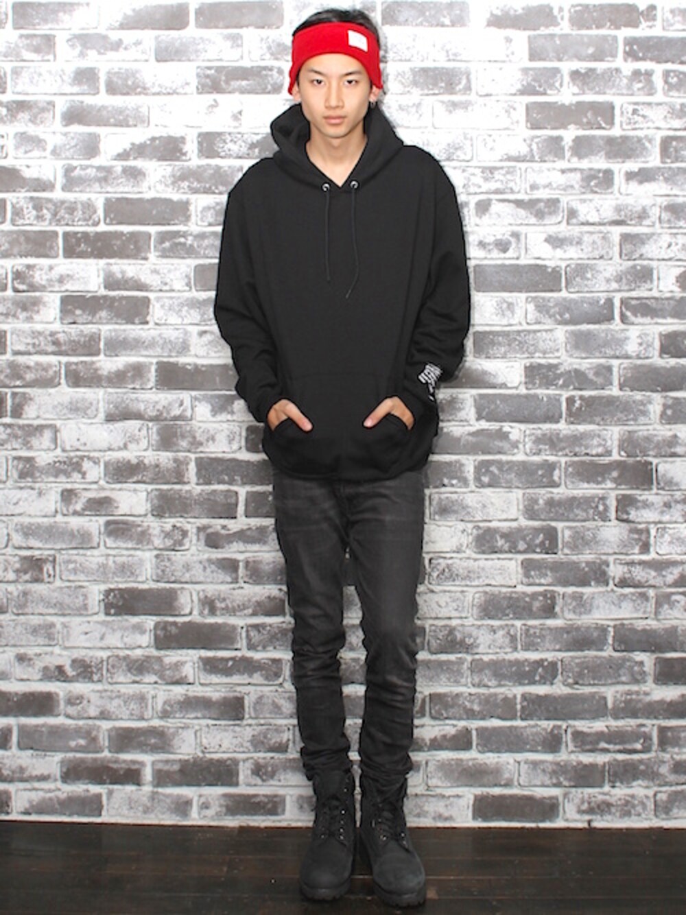 「ビッグシルエット、チャンピオン、フリース、MYE-DO'、Timberland、赤×黒、チャンピオン パーカー」｜「MYE-DO'のスウェットパーカー”STARS AND STRIPES”（パーカー、ブラック系）」を使った、MYE-DO'DESIGNさん（メンズ・180cm）の冬コーディネートの1枚目の写真