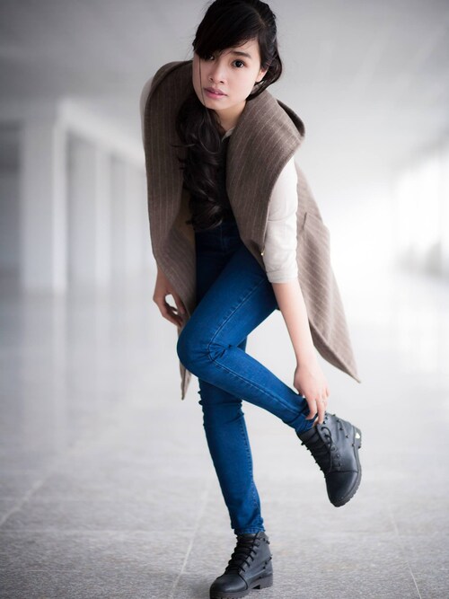 Pham Thanh Hang is wearing TOPSHOP "MISTY HIKER BOOTS/MISTY ハイカーブーツ"