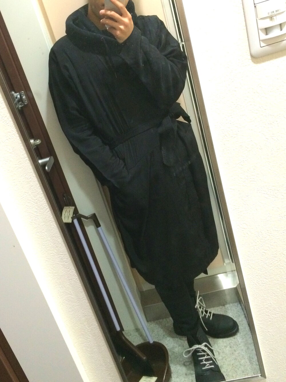 ブラック系のその他アウター、ブラック系のその他パンツ、ブラック系のブーツを着用したメンズの冬コーディネートの1枚目の写真