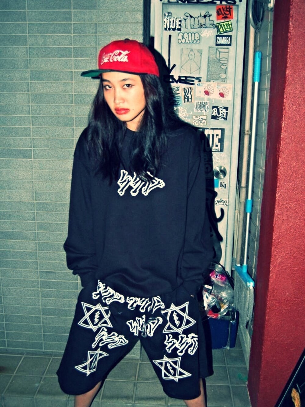 「bones、skate、SWIVEL SLUM DIVE」｜「SSD bones sweat（スウェット、ブラック系）」を使った、SWIVEL SLUM DIVEさん（レディース・165cm）の冬コーディネートの1枚目の写真
