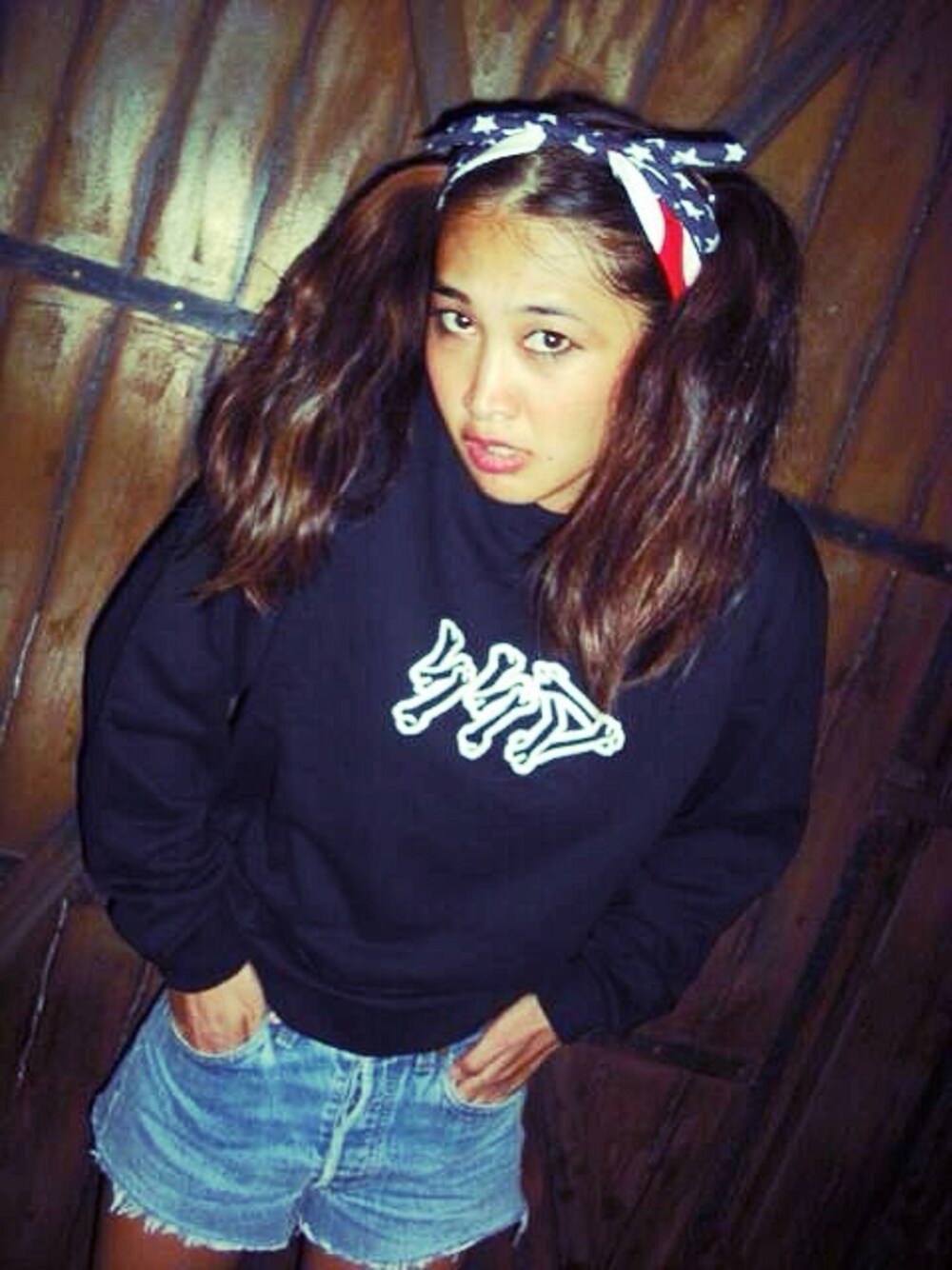 「street、punk、skate、SWIVEL SLUM DIVE、DIY、80s」｜「SSD bones sweat（スウェット、ブラック系）」を使った、SWIVEL SLUM DIVEさん（レディース・165cm）の春コーディネートの1枚目の写真