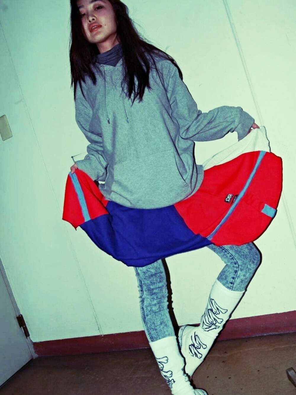 「bones、SWIVEL SLUM DIVE、DIY、80s、90s、REMAKE」｜「SWIVEL SLUM DIVEのREMAKE SKIRT（スカート、その他）」を使った、SWIVEL SLUM DIVEさん（レディース・165cm）の春コーディネートの1枚目の写真