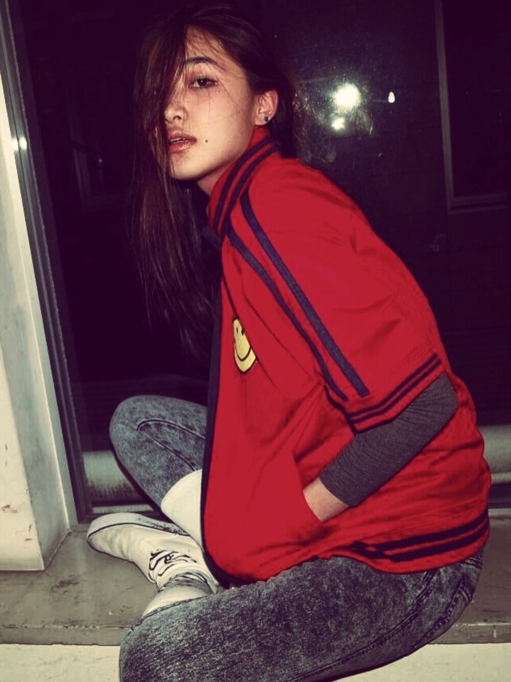 「red、street、SWIVEL SLUM DIVE、DIY、REMAKE、jersey」｜「SWIVEL SLUM DIVEのREMAKE JERSEY（ジャージ、レッド系）」を使った、SWIVEL SLUM DIVEさん（レディース・165cm）の春コーディネートの1枚目の写真