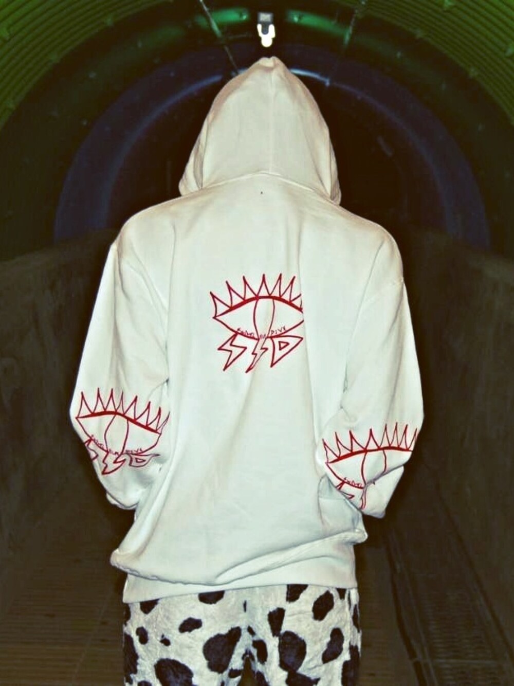 「パーカー、白、ハーフパンツ、street、目、牛」｜「SWIVEL SLUM DIVEのBACK ③EYE PARKER！（パーカー、ホワイト系）」を使った、SWIVEL SLUM DIVEさん（レディース・165cm）の春コーディネートの1枚目の写真