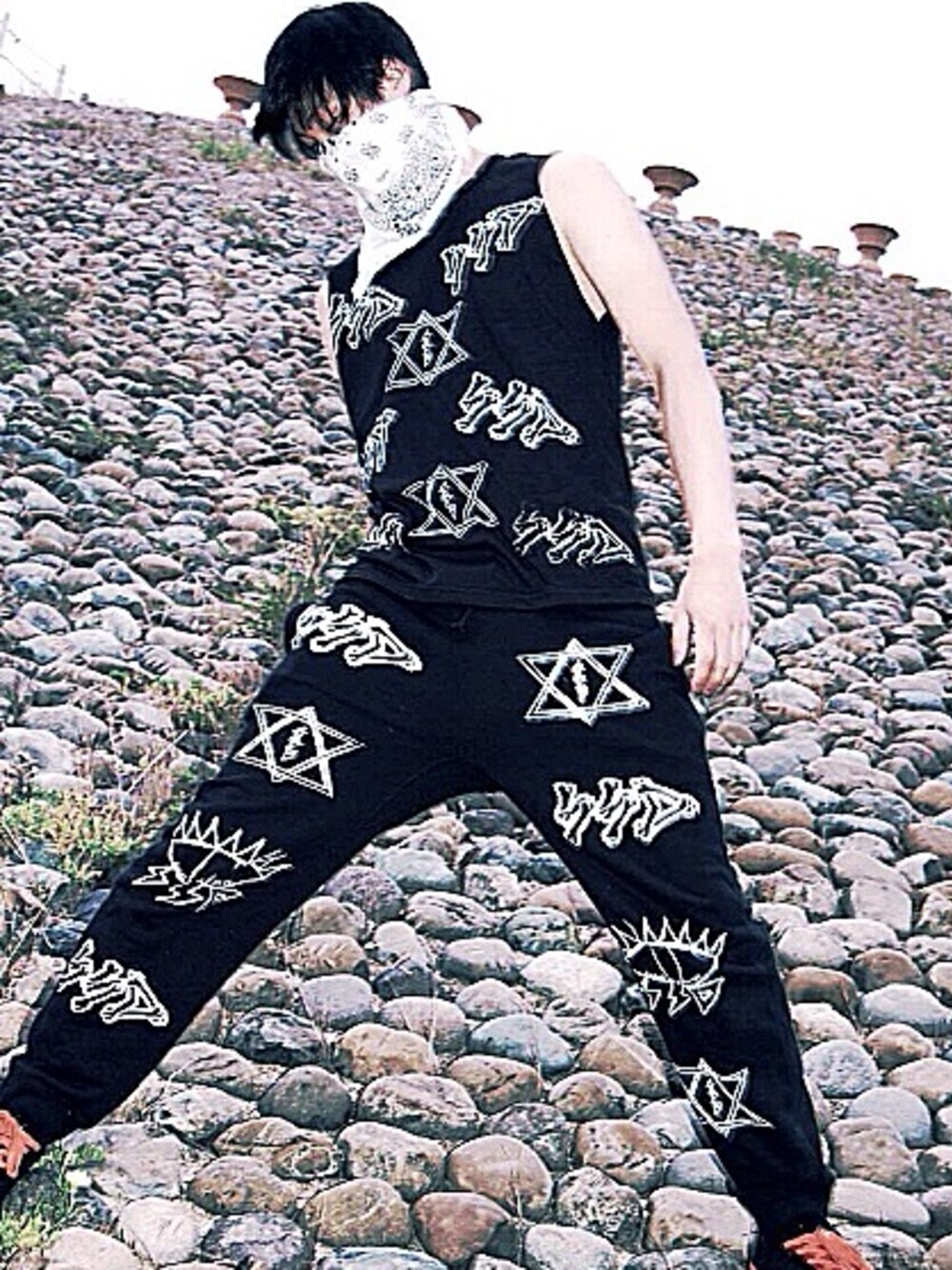 「SWEAT、street、SWIVEL SLUM DIVE、スゥエット、DIY、オリジナル、オリジナルTee」｜「SSD【総柄 SLEEVE LESS T】（タンクトップ、ブラック系）」を使った、SWIVEL SLUM DIVEさん（メンズ・165cm）の夏コーディネートの1枚目の写真