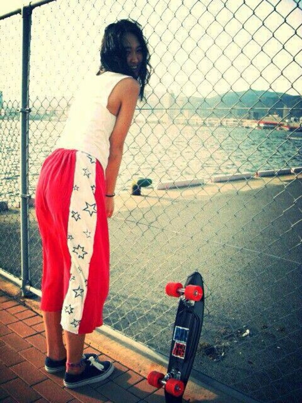 「スカート、星柄、SWEAT、skate、SWIVEL SLUM DIVE、80s」｜「SSD
REMAKE LINE SKIRT（スカート、レッド系）」を使った、SWIVEL SLUM DIVEさん（レディース・165cm）の夏コーディネートの1枚目の写真